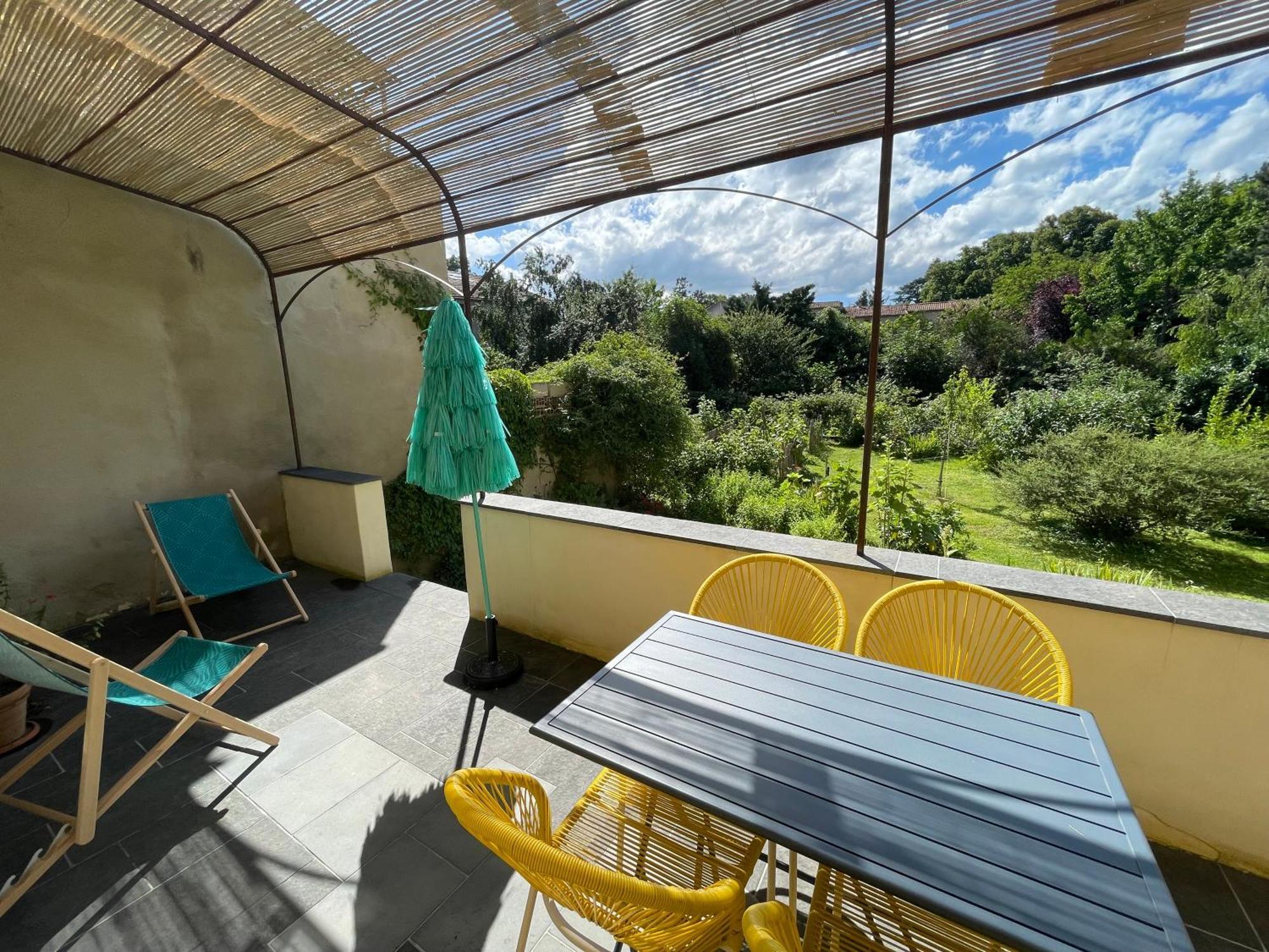 Gite Avec Terrasse Saint-Saturnin  Екстер'єр фото